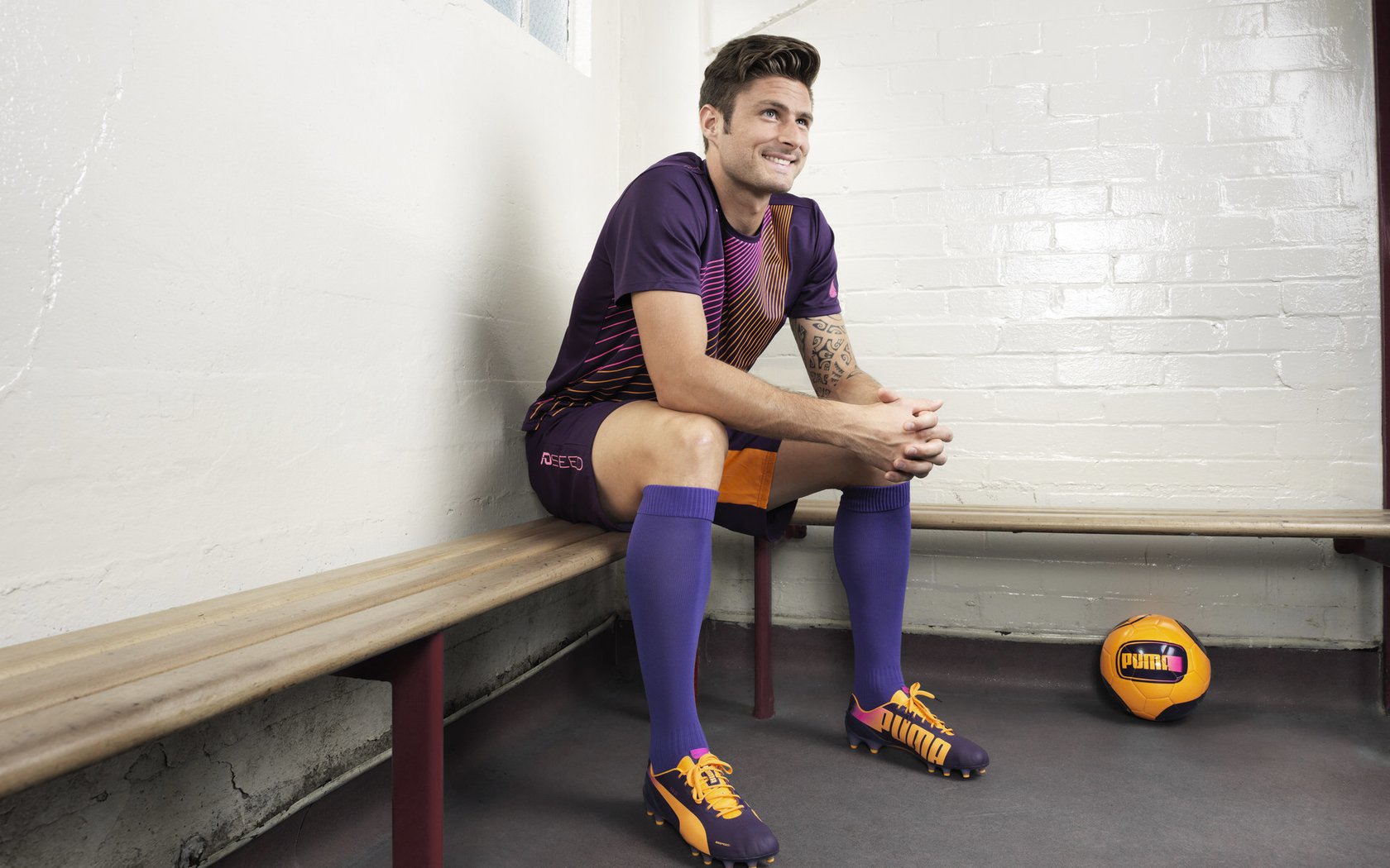 赛道上的红与绿，法拉利鏖战阿斯顿马丁，塞恩斯刷新纪录